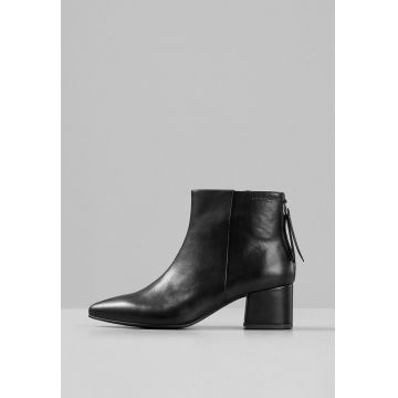 Botine de piele cu varf ascutit
