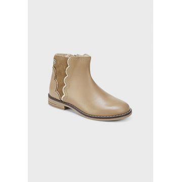 Ghete din piele cu din piele intoarsa