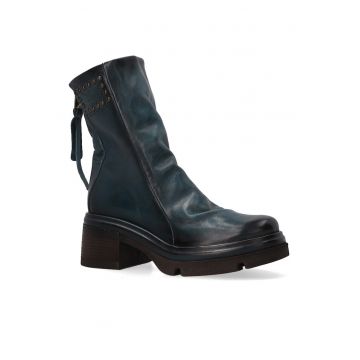 Ghete din piele cu nituri decorative