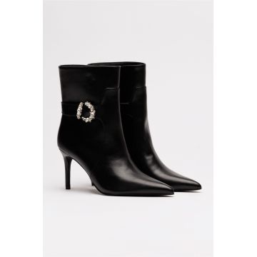 Botine negre din piele ecologica cu toc subtire si accesoriu