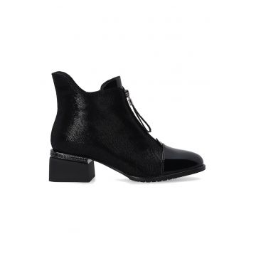 Botine cu detalii din piele lacuita