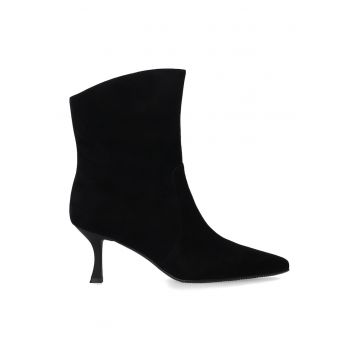 Botine din piele intoarsa cu varf ascutit si toc