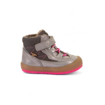 Ghete cu finisaj rezistent la apa si garnituri din piele