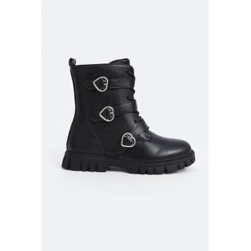 Bocanci din piele ecologica cu detalii metalice in forma de inimi