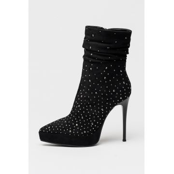 Botine cu nituri metalice