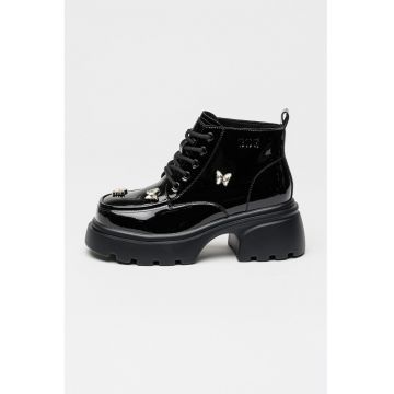 Botine de piele lacuita cu fluturi din strasuri