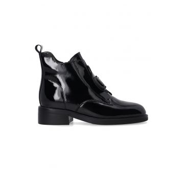 Botine negre lacuite cu ornament metalic MARIME