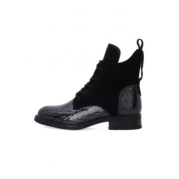 Cizme negre din piele cu model abstract