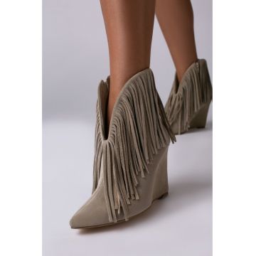 Cizme tip ciocate Nemesis piele intoarsa nude nisipiu cu franjuri