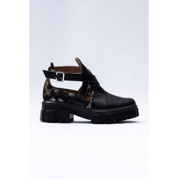 Ghete de piele cu decupaje