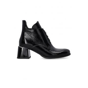 Ghete negre din piele lacuita cu detalii geometrice