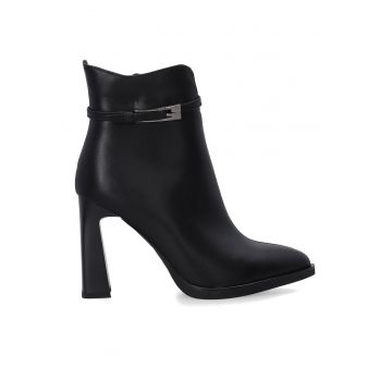 Ghete negre elegante cu toc inalt si bareta decorativa