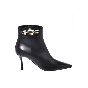 Botine cu toc si detaliu metalic