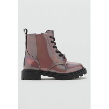 Bocanci cu aspect lacuit