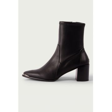 Botine cu insertii din piele