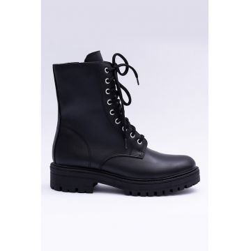 Ghete de piele cu toc masiv si captuseala de blana