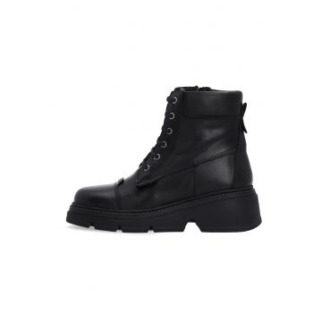 Bocanci din piele cu nituri decorative