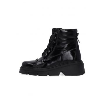 Bocanci din piele lacuita - cu nituri decorative