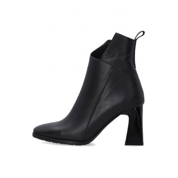 Botine de piele cu detaliu asimetric si toc sculptural