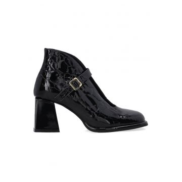 Botine din piele lacuita cu aspect texturat si bareta