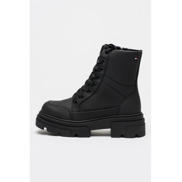 Ghete din piele cu finisaj rezistent la apa