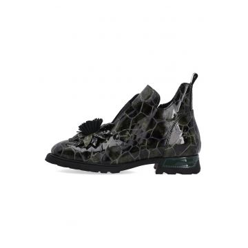 Ghete din piele lacuita - cu aplicatie florala 3D