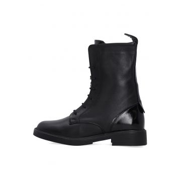 Ghete izolate din piele cu toc lacuit