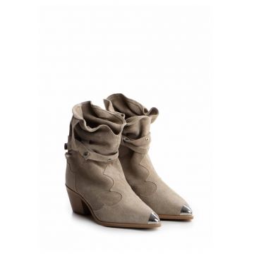 Ciocate din piele intoarsa - cu detalii metalice Emira - Nude deschis