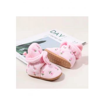 Cizmulite pentru bebelusi - roz - cu broderie florala si interior captusit moale - Roz