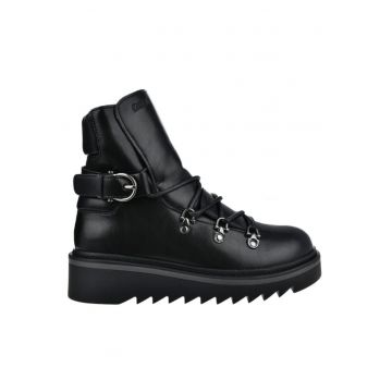 Ghete din piele cu talpa zimtata