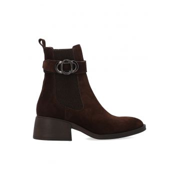 Botine din piele intoarsa cu o curea decorativa