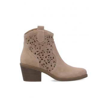 Botine din piele intoarsa cu detalii laterale perforate