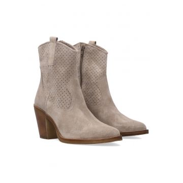 Botine din piele intoarsa cu perforatii