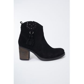 Botine din piele intoarsa cu ciucuri decorativi -