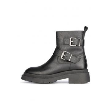 Ghete din piele cu catarame decorative