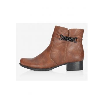 Botine cu toc masiv si logo discret -