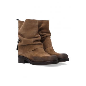 Botine de dama bej din piele intoarsa cu catarama argintie