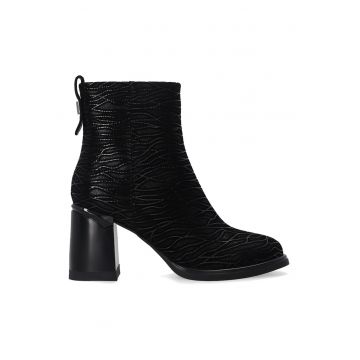 Botine din piele intoarsa cu model