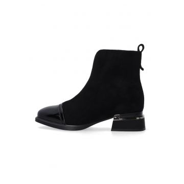 Botine din piele intoarsa cu varful din piele lacuita