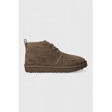 UGG pantofi de piele intoarsa Neumel Moc barbati, culoarea maro, 1121645