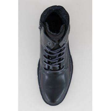 Ghete de piele cu detalii perforate