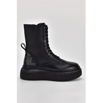 Ghete flatform de piele cu aplicatie logo