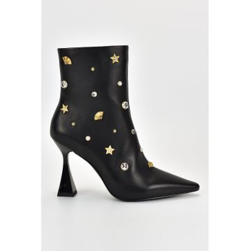 Botine de piele cu talismane