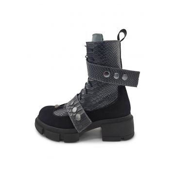 Ghete de piele si piele intoarsa cu aspect de piele de crocodil