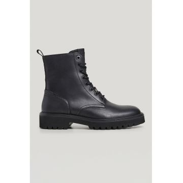 Ghete de piele cu sireturi