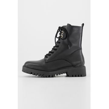 Bocanci de piele cu logo metalic